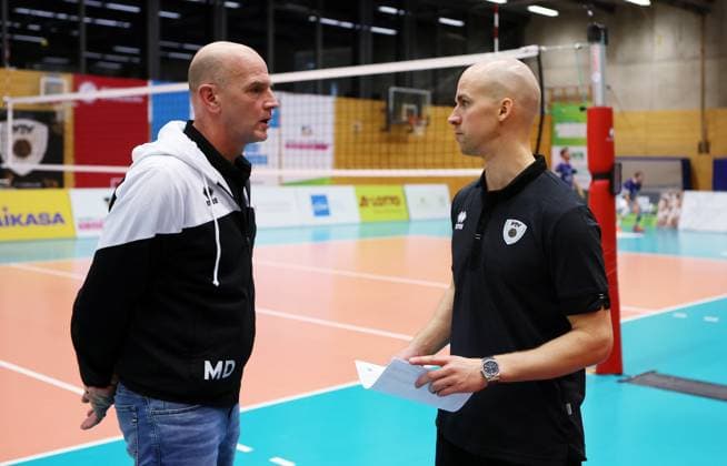 BAU 29.10.2025 Ludwigsburg Volleyball Barock Volleys MTV Ludwigsburg vs. ASV Dachau, v.l. Sportdirektor und Co-Trainer Michael Dornheim, Trainer Hasse Mattila (LB)