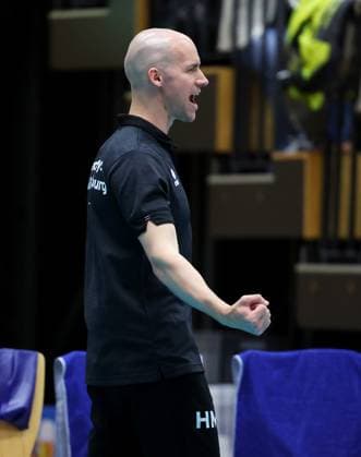 BAU 29.10.2025 Ludwigsburg Volleyball Barock Volleys MTV Ludwigsburg vs. ASV Dachau, Trainer Hasse Mattila (LB) jubelt und ballt diw Fäuste