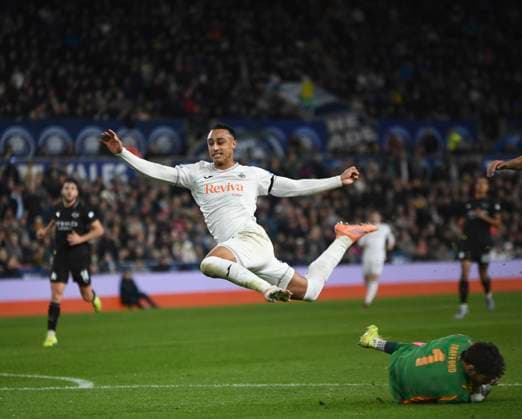 29th October 2025; Swansea.com Stadium, Swansea, Wales; EFL Carabao Cup Football, Swansea City versus Manchester City; Goalkeeper James Trafford of Manchester City FC slides out to gather the ball ahead of Adam Idah of Swansea City FC  AledxHopkins