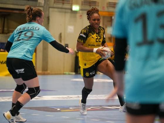 Deborah Lassource (Borussia Dortmund, 22) im Angriff gegen Luca Farago (Thueringer HC, 19) Borussia Dortmund vs. Thueringer HC, Handball, 1. Bundesliga Frauen, 7. Spieltag, Saison 2025 2026, 29.10.2025 Borussia Dortmund vs. Thueringer HC, Handball, 1. Bundesliga Frauen, 7. Spieltag, Saison 2025 2026, 29.10.2025 Dortmund Copyright: xEibner-Pressefoto DamianxKruczynx EP_DKI