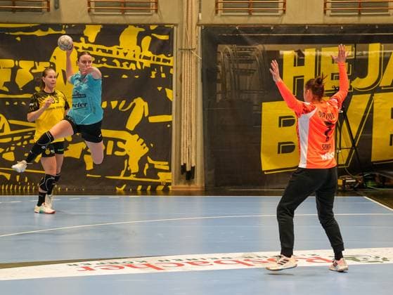 Anna Szabo (Thueringer HC, 26) gegen Melinda Szikora (Borussia Dortmund, 07) beim Sprugwurf Borussia Dortmund vs. Thueringer HC, Handball, 1. Bundesliga Frauen, 7. Spieltag, Saison 2025 2026, 29.10.2025 Borussia Dortmund vs. Thueringer HC, Handball, 1. Bundesliga Frauen, 7. Spieltag, Saison 2025 2026, 29.10.2025 Dortmund Copyright: xEibner-Pressefoto DamianxKruczynx EP_DKI