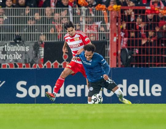 Fußball, Herren, Saison 2025 2026, DFB-Pokal (2. Runde), 1. FC Union Berlin - DSC Arminia Bielefeld, v. l. Diogo Leite (1. FC Union Berlin), Monju Momuluh (Bielefeld), 29.10.2025, Copyright: xSebastianxRäppold MatthiasxKochx