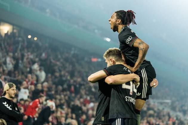 DFB Pokal: 1. FC Koeln vs. FC Bayern Muenchen, 29.10.2025 COLOGNE, GERMANY - OCTOBER 29: Harry Kane (FC Bayern Muenchen, 9) celebrates scoring the 1:2 goal with teammate Michael Olise (FC Bayern Muenchen, 17) during the DFB Pokal match between 1. FC Koeln vs. FC Bayern Muenchen at RheinEnergiestadion on matchday 2 of DFB Pokal on October 28, 2025 in Cologne, Germany. DFB REGULATIONS PROHIBIT ANY USE OF PHOTOGRAPHS AS IMAGE SEQUENCES AND OR QUASI-VIDEO. Copyright: xBEAUTIFULxSPORTS Wunderlx