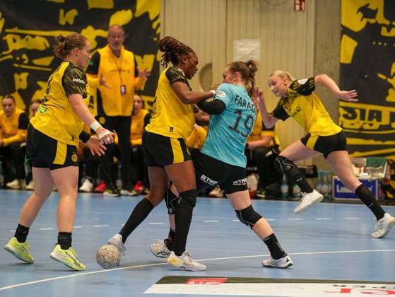 Luca Farago (Thueringer HC, 19) im Zweikampf gegen Deborah Lassource (Borussia Dortmund, 22) Borussia Dortmund vs. Thueringer HC, Handball, 1. Bundesliga Frauen, 7. Spieltag, Saison 2025 2026, 29.10.2025 Borussia Dortmund vs. Thueringer HC, Handball, 1. Bundesliga Frauen, 7. Spieltag, Saison 2025 2026, 29.10.2025 Dortmund Copyright: xEibner-Pressefoto DamianxKruczynx EP_DKI
