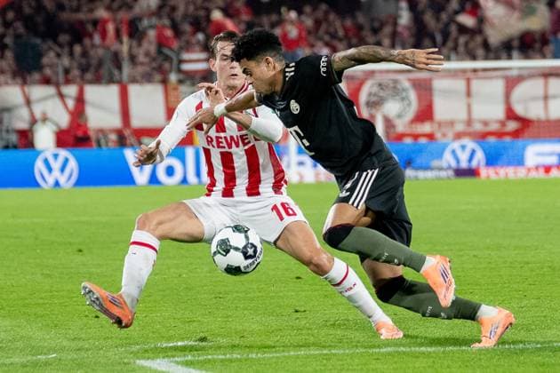 29.10.2025, Fussball: DFB Pokal, Saison 2025 2026, 2. Runde, 1. FC Koeln vs. FC Bayern Muenchen im RheinEnergie Stadion in Koeln. Zweikampf zwischen Jakub Kaminski (1. FC Koeln, 16) und Luis Diaz (FC Bayern Muenchen, 14). Wichtiger Hinweis: Gemaess den Vorgaben der DFL Deutsche Fussball Liga bzw. des DFB Deutscher Fussball-Bund ist es untersagt, in dem Stadion und oder vom Spiel angefertigte Fotoaufnahmen in Form von Sequenzbildern und oder videoaehnlichen Fotostrecken zu verwerten bzw. verwerten zu lassen. Foto: Kirchner-Media Thomas Haesler Copyright: xKirchner-Media ThomasxHaeslerx