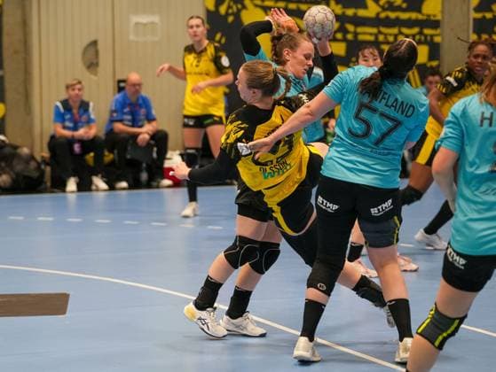 Emma Olsson (Borussia Dortmund, 29) Beim Torwurf gegen Josefine Hanfland (Thueringer HC, 57) Borussia Dortmund vs. Thueringer HC, Handball, 1. Bundesliga Frauen, 7. Spieltag, Saison 2025 2026, 29.10.2025 Borussia Dortmund vs. Thueringer HC, Handball, 1. Bundesliga Frauen, 7. Spieltag, Saison 2025 2026, 29.10.2025 Dortmund Copyright: xEibner-Pressefoto DamianxKruczynx EP_DKI