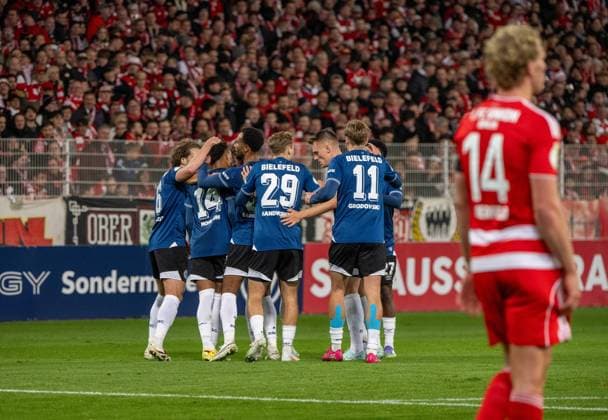 Fußball, Herren, Saison 2025 2026, DFB-Pokal (2. Runde), 1. FC Union Berlin - Arminia Bielefeld, Arminia-Jubel nach Tor zum 1:1, rechts Leopold Querfeld (1. FC Union Berlin), 29.10.2025, Copyright: xMatthiasxKochx