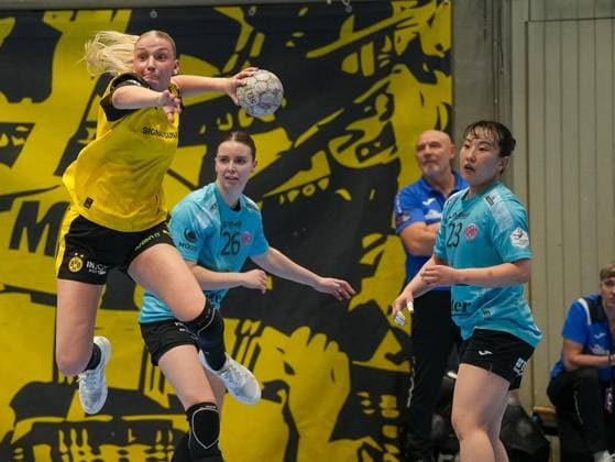 Maraike Kusian (Borussia Dortmund, 08) Beim Torwurf. Im Hintergrund Natsuki Aizawa (Thueringer HC, 23). Borussia Dortmund vs. Thueringer HC, Handball, 1. Bundesliga Frauen, 7. Spieltag, Saison 2025 2026, 29.10.2025 Borussia Dortmund vs. Thueringer HC, Handball, 1. Bundesliga Frauen, 7. Spieltag, Saison 2025 2026, 29.10.2025 Dortmund Copyright: xEibner-Pressefoto DamianxKruczynx EP_DKI