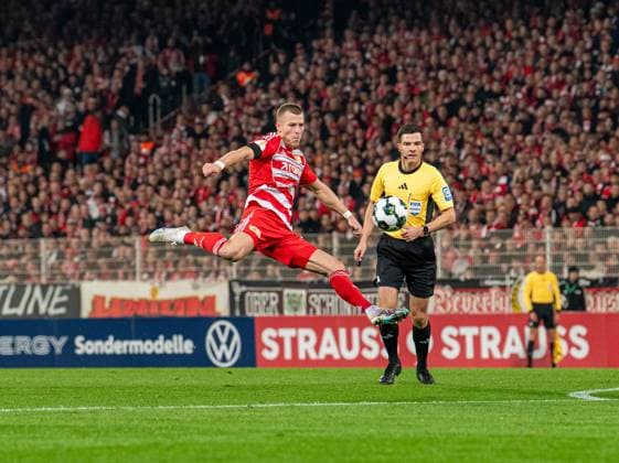Fußball, Herren, Saison 2025 2026, DFB-Pokal (2. Runde), 1. FC Union Berlin - DSC Arminia Bielefeld, v. l. Tim Skarke (1. FC Union Berlin), Schiedsrichter Harm Osmers, 29.10.2025, Copyright: xSebastianxRäppold MatthiasxKochx