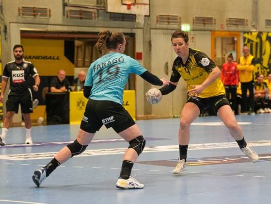 Alina Grijseels (Borussia Dortmund, 04) im Angriff gegen Luca Farago (Thueringer HC, 19) Borussia Dortmund vs. Thueringer HC, Handball, 1. Bundesliga Frauen, 7. Spieltag, Saison 2025 2026, 29.10.2025 Borussia Dortmund vs. Thueringer HC, Handball, 1. Bundesliga Frauen, 7. Spieltag, Saison 2025 2026, 29.10.2025 Dortmund Copyright: xEibner-Pressefoto DamianxKruczynx EP_DKI
