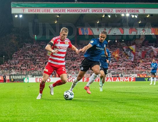 Fußball, Herren, Saison 2025 2026, DFB-Pokal (2. Runde), 1. FC Union Berlin - DSC Arminia Bielefeld, v. l. Tim Skarke (1. FC Union Berlin), Joel Felix (Bielefeld), 29.10.2025, Copyright: xSebastianxRäppold MatthiasxKochx