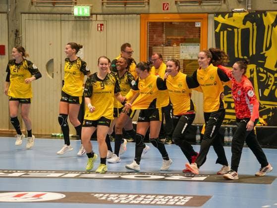 Freude beim BVB über den Sieg mit Lisa Antl (Borussia Dortmund, 09), Felina Menne (Borussia Dortmund, 76), Deborah Lassource (Borussia Dortmund, 22) und Kaja Kamp Nielsen (Borussia Dortmund, 21) Borussia Dortmund vs. Thueringer HC, Handball, 1. Bundesliga Frauen, 7. Spieltag, Saison 2025 2026, 29.10.2025 Borussia Dortmund vs. Thueringer HC, Handball, 1. Bundesliga Frauen, 7. Spieltag, Saison 2025 2026, 29.10.2025 Dortmund Copyright: xEibner-Pressefoto DamianxKruczynx EP_DKI