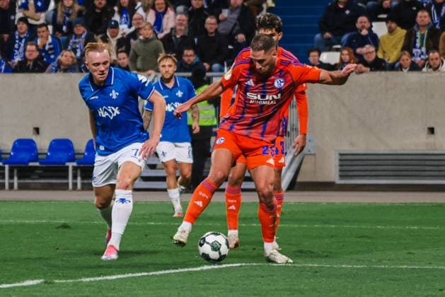 29.10.2025, xhettx, Fussball DFB Pokal 2.Runde, SV Darmstadt 98 - FC Schalke 04 v.l. Isac Lidberg (SV Darmstadt 98, 7) wird kurz vorm Abschluss von Nikola KatiÄ‡ (FC Schalke 04, 25) gestoppt (DFL DFB REGULATIONS PROHIBIT ANY USE OF PHOTOGRAPHS as IMAGE SEQUENCES and or QUASI-VIDEO) Darmstadt