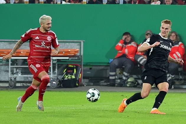 29.10.2025, xrekx, Fussball DFB Pokal 2.Runde, Fortuna Duesseldorf - SC Freiburg v.l. Matthias Zimmermann (Fortuna Duesseldorf) Philipp Lienhart (SC Freiburg) (DFL DFB REGULATIONS PROHIBIT ANY USE OF PHOTOGRAPHS as IMAGE SEQUENCES and or QUASI-VIDEO) Duesseldorf