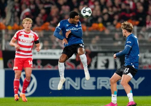 Noah Sarenren Bazee (DSC Arminia Bielefeld, 37) koepft den Ball GER, 1. FC Union Berlin vs DSC Arminia Bielefeld, Fussball, DFB-Pokal, 2. Runde, Saison 2025 2026, 29.10.2025 DFL REGULATIONS PROHIBIT ANY USE OF PHOTOGRAPHS AS IMAGE SEQUENCES AND OR QUASI-VIDEO GER, 1. FC Union Berlin vs DSC Arminia Bielefeld, Fussball, DFB-Pokal, 2. Runde, Saison 2025 2026, 29.10.2025 Berlin Copyright: xEibner-Pressefoto ScottxColemanx EP_SCN