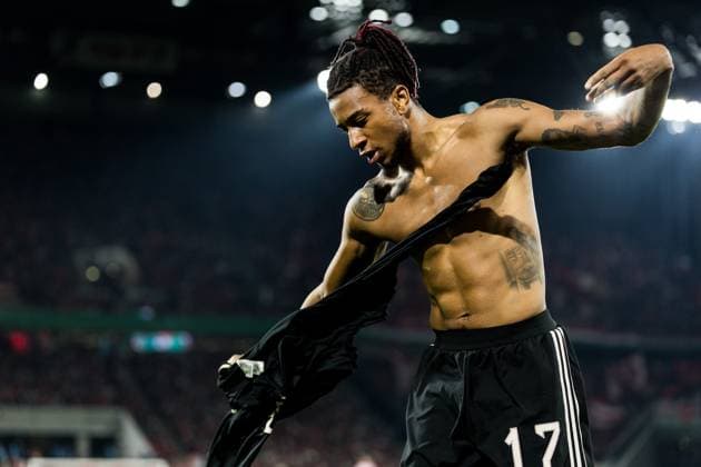 DFB Pokal: 1. FC Koeln vs. FC Bayern Muenchen, 29.10.2025 COLOGNE, GERMANY - OCTOBER 29: Michael Olise (FC Bayern Muenchen, 17) stripping off his jersey and undershirt in the middle of the game during the DFB Pokal match between 1. FC Koeln vs. FC Bayern Muenchen at RheinEnergiestadion on matchday 2 of DFB Pokal on October 28, 2025 in Cologne, Germany. DFB REGULATIONS PROHIBIT ANY USE OF PHOTOGRAPHS AS IMAGE SEQUENCES AND OR QUASI-VIDEO. *** DFB Pokal 1 FC Koeln vs FC Bayern Muenchen, 29 10 2025 COLOGNE, GERMANY OCTOBER 29 Michael Olise FC Bayern Muenchen, 17 stripping off his jersey and undershirt in the middle of the game during the DFB Pokal match between 1 FC Koeln vs FC Bayern Muenchen at RheinEnergiestadion on matchday 2 of DFB Pokal on October 28, 2025 in Cologne, Germany DFB REGULATIONS PROHIBIT ANY USE OF PHOTOGRAPHS AS IMAGE SEQUENCES AND OR QUASI VIDEO Copyright: xBEAUTIFULxSPORTS Wunderlx