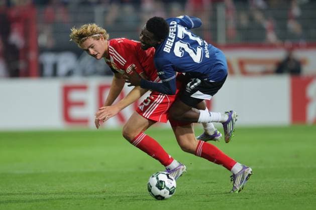 Union Berlin vs Arminia Bielefeld, 29.10.2025 BERLIN, GERMANY - OCTOBER 29: Benjamin Boakye (Arminia Bielefeld, 27) controls the ball against Tom Rothe (1. FC Union Berlin, 15), during the DFB Cup DFB Pokal match (round 2) between Union Berlin vs Arminia Bielefeld at Stadion an der alten Försterei on October 29, 2025 in Berlin, Germany. DFL REGULATIONS PROHIBIT ANY USE OF PHOTOGRAPHS AS IMAGE SEQUENCES AND OR QUASI-VIDEO. Copyright: xBEAUTIFULxSPORTS Frankex