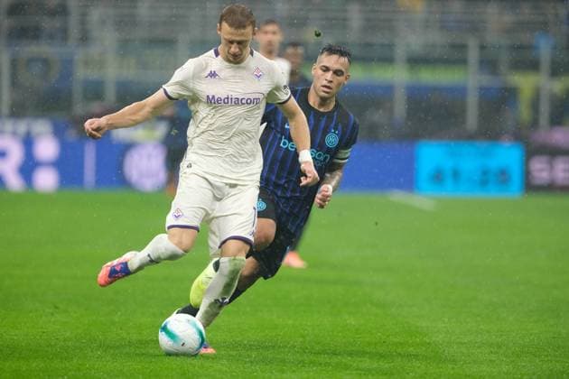 Pietro Comuzzo of ACF Fiorentina followed by Lautaro Martinez of FC Internazionale during the soccer match between FC Internazionale and ACF Fiorentina, MD9 of Serie A Enilive Italian soccer championship 2025 2026 at Giuseppe Meazza Stadium on October 29, 2025, Milan, Italy.  Copyright: xRobertoxTommasini IPAxSportx xipa-agency.netx xx IPA_67243182 IPA_Agency_IPA67243182