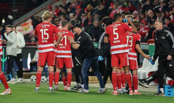 Trainer Steffen Baumgart redet mit Spielern Fußball Fussball DFB Pokal 2.Runde Herren Saison 2025 2026 29.10.2025 1.FC Union Berlin FCU vs. DSC Arminia Bielefeld DFL regulations prohibit any use of photographs as image sequences and or quasi-video.