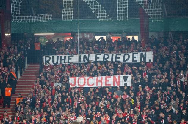 Fußball, Herren, Saison 2025 2026, DFB-Pokal (2. Runde), 1. FC Union Berlin - Arminia Bielefeld, Fans des 1. FC Union, Trauer um Hans-Joachim Jochen Lesching (Aufsichtsratsmitglied und Ehrenmitglied des Vereins), 29.10.2025, Copyright: xMatthiasxKochx