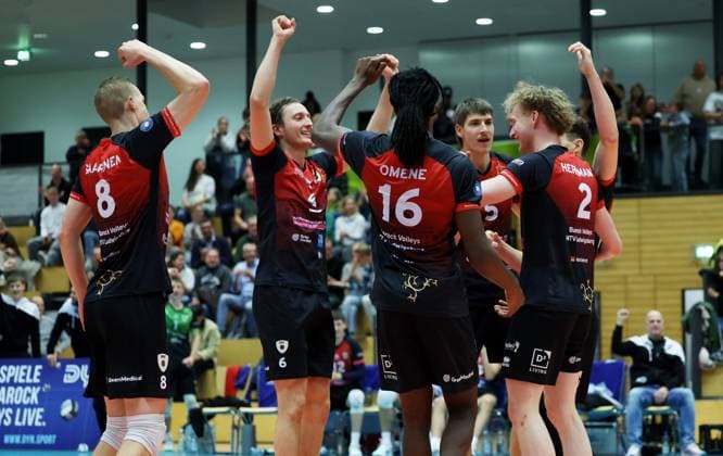 BAU 29.10.2025 Ludwigsburg Volleyball Barock Volleys MTV Ludwigsburg vs. ASV Dachau, v.l. Tomi Saarinen, Ben-Simon Bonin, Nyherowo Omene (LB), Jan Huber, Philipp Herrmann (LB) jubeln