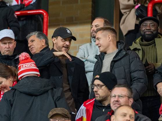 Fußball, Herren, Saison 2025 2026, DFB-Pokal (2. Runde), 1. FC Union Berlin - DSC Arminia Bielefeld, v. l. Tommi Schmitt (Autor, Podcaster, Moderator) und Ex-Unioner Felix Kroos auf der Tribüne, 29.10.2025, Copyright: xSebastianxRäppold MatthiasxKochx