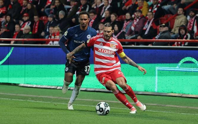Noah Sarenren Bazee, Christopher Trimmel am Ball Zweikampf Spielszene Aktion Fußball Fussball DFB Pokal 2.Runde Herren Saison 2025 2026 29.10.2025 1.FC Union Berlin FCU vs. DSC Arminia Bielefeld DFL regulations prohibit any use of photographs as image sequences and or quasi-video.