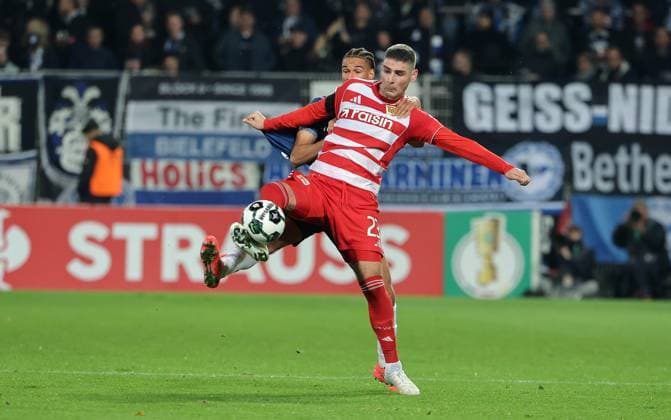 Andrej Ilic am Ball, Joel Felix Zweikampf Spielszene Aktion Fußball Fussball DFB Pokal 2.Runde Herren Saison 2025 2026 29.10.2025 1.FC Union Berlin FCU vs. DSC Arminia Bielefeld DFL regulations prohibit any use of photographs as image sequences and or quasi-video.