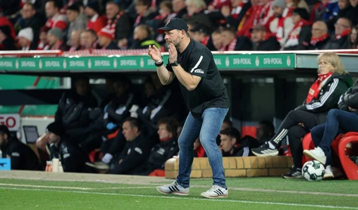 Trainer Steffen Baumgart feuert an Einzelbild Freisteller Aktion Fußball Fussball DFB Pokal 2.Runde Herren Saison 2025 2026 29.10.2025 1.FC Union Berlin FCU vs. DSC Arminia Bielefeld DFL regulations prohibit any use of photographs as image sequences and or quasi-video.