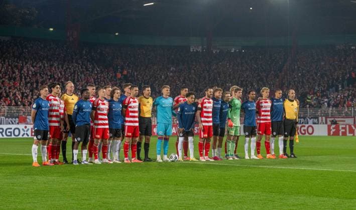 Fußball, Herren, Saison 2025 2026, DFB-Pokal (2. Runde), 1. FC Union Berlin - Arminia Bielefeld, gemeinsames Mannschaftsfoto vor dem Spiel, 29.10.2025, Copyright: xMatthiasxKochx