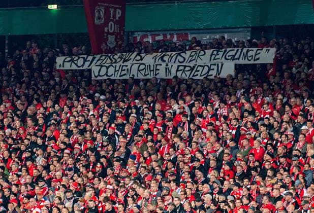 Fußball, Herren, Saison 2025 2026, DFB-Pokal (2. Runde), 1. FC Union Berlin - DSC Arminia Bielefeld, vor Anpfiff wird dem kürzlich verstorbenen Hans-Joachim Lesching gedacht, 29.10.2025, Copyright: xSebastianxRäppold MatthiasxKochx