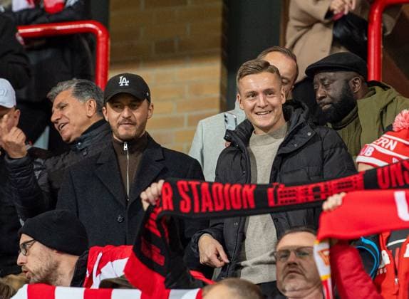 Fußball, Herren, Saison 2025 2026, DFB-Pokal (2. Runde), 1. FC Union Berlin - DSC Arminia Bielefeld, v. l. Tommi Schmitt (Autor, Podcaster, Moderator) und Ex-Unioner Felix Kroos auf der Tribüne, 29.10.2025, Copyright: xSebastianxRäppold MatthiasxKochx