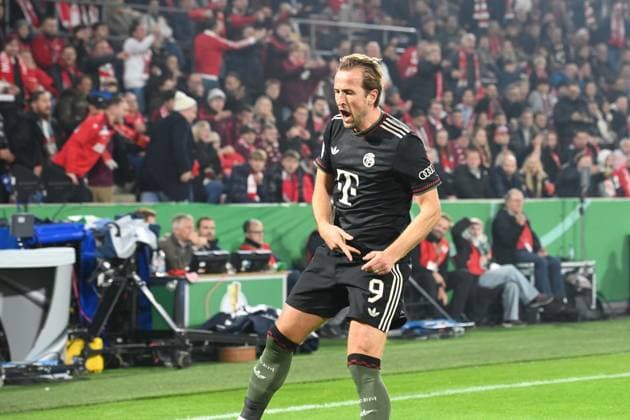 Harry KANE (M) jubelt nach seinem Tor 1-2, Jubel, jubeln, Freude, cheers, Fussball, DFB Pokal, 2.Hauptrunde, 1. FC Koeln - FC Bayern Muenchen am 29.10.2025 im Rhein-Energie-Stadion Koeln Deutschland. DFL regulations prohibit any use of photographs as image sequences and or quasi-video Â