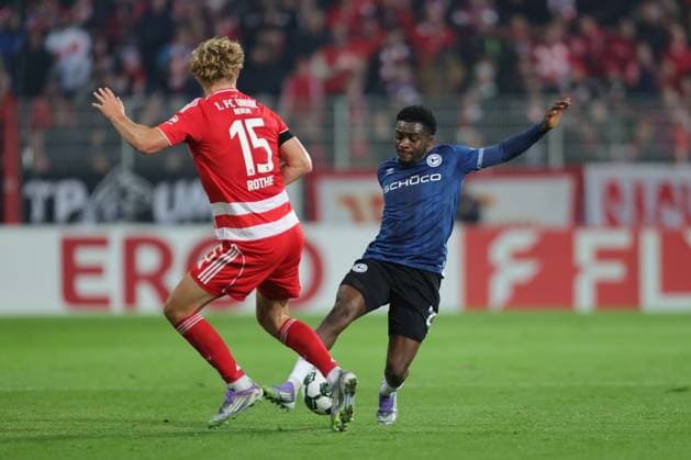 Union Berlin vs Arminia Bielefeld, 29.10.2025 BERLIN, GERMANY - OCTOBER 29: Benjamin Boakye (Arminia Bielefeld, 27) controls the ball against Tom Rothe (1. FC Union Berlin, 15), during the DFB Cup DFB Pokal match (round 2) between Union Berlin vs Arminia Bielefeld at Stadion an der alten Försterei on October 29, 2025 in Berlin, Germany. DFL REGULATIONS PROHIBIT ANY USE OF PHOTOGRAPHS AS IMAGE SEQUENCES AND OR QUASI-VIDEO. Copyright: xBEAUTIFULxSPORTS Frankex