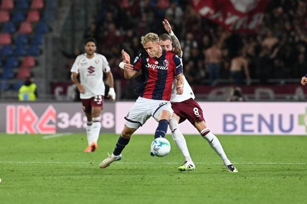 Jens Odgaard (Bologna Fc) in action hindered by llic Ivan (Torino Fc) during Bologna FC vs Torino FC, Italian soccer Serie A match in Bologna, Italy, October 29 2025  Copyright: xGianlucaxRicci IPAxSportx xipa-agency.netx xx IPA_67243745 IPA_Agency_IPA67243745