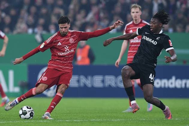 Fußball DFB-Pokal 2. Runde Fortuna Düsseldorf - SC Freiburg am 29.10.2025 in der Merkur Spiel-Arena in Düsseldorf Anouar El Azzouzi ( Düsseldorf ), links - Johan Manzambi ( Freiburg ), rechts DFB regulations prohibit any use of photographs as image sequences and or quasi-video.