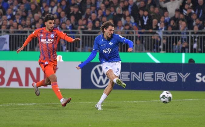 29.10.2025, xblx, Fussball DFB Pokal 2.Runde, SV Darmstadt 98 - FC Schalke 04 v.l. Fraser Hornby (SV Darmstadt 98), Goal scored, Tor zum 3:0 (DFL DFB REGULATIONS PROHIBIT ANY USE OF PHOTOGRAPHS as IMAGE SEQUENCES and or QUASI-VIDEO) Darmstadt
