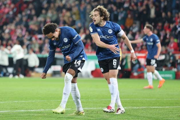 Union Berlin vs Arminia Bielefeld, 29.10.2025 BERLIN, GERMANY - OCTOBER 29: goal, celebration, cheering. Monju Momuluh (Arminia Bielefeld, 14) celebrates scoring the 1:1 goal with his teammate Sam Schreck (Arminia Bielefeld, 8), during the DFB Cup DFB Pokal match (round 2) between Union Berlin vs Arminia Bielefeld at Stadion an der alten Försterei on October 29, 2025 in Berlin, Germany. DFL REGULATIONS PROHIBIT ANY USE OF PHOTOGRAPHS AS IMAGE SEQUENCES AND OR QUASI-VIDEO. Copyright: xBEAUTIFULxSPORTS Frankex