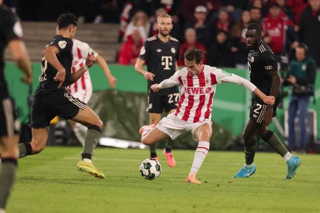 Jakub Kaminski (KOE) am Ball neben Dayot Upamecano (FCB, R), Köln, Deutschland, 29.10.2025, DFB-Pokal, 1. FC Köln - FC Bayern München. DFL REGULATIONS PROHIBIT ANY USE OF PHOTOGRAPHS AS IMAGE SEQUENCES AND OR QUASI-VIDEO