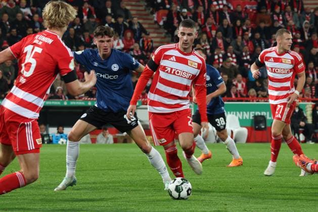 DEU, DFB-POkal, 1.FC Union vs. Bielefeld, 29.10.2025, Stadion Alte Foersterei, Berlin, DEU, DFB-POkal, 1.FC Union vs. Bielefeld, im Bild: Andrej Ilic (1.FC Union Berlin 23), Leo Oppermann (Arminia Bielefeld 18) DFL - regulations prohibit any use of Photographs as image sequences and or quasi-video