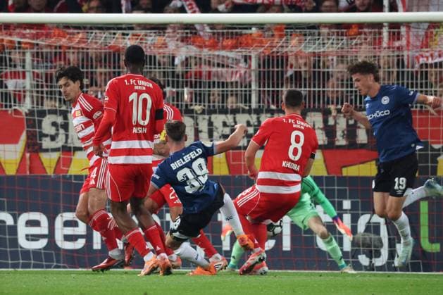 DEU, DFB-POkal, 1.FC Union vs. Bielefeld, 29.10.2025, Stadion Alte Foersterei, Berlin, DEU, DFB-POkal, 1.FC Union vs. Bielefeld, im Bild: Rani Khedira (1.FC Union Berlin 8), Diogo Leite (1.FC Union Berlin 4), Ilyas Ansah (1.FC Union Berlin 10)., ANDRE BECKER (Arminia Bielefeld 39), Maximilian Grosser (Arminia Bielefeld 19) DFL - regulations prohibit any use of Photographs as image sequences and or quasi-video