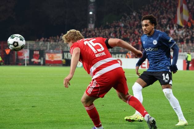 DEU, DFB-POkal, 1.FC Union vs. Bielefeld, 29.10.2025, Stadion Alte Foersterei, Berlin, DEU, DFB-POkal, 1.FC Union vs. Bielefeld, im Bild: Tom Rothe (1.FC Union Berlin 15), Monja Momuluh (Arminia Bielefeld 14) DFL - regulations prohibit any use of Photographs as image sequences and or quasi-video