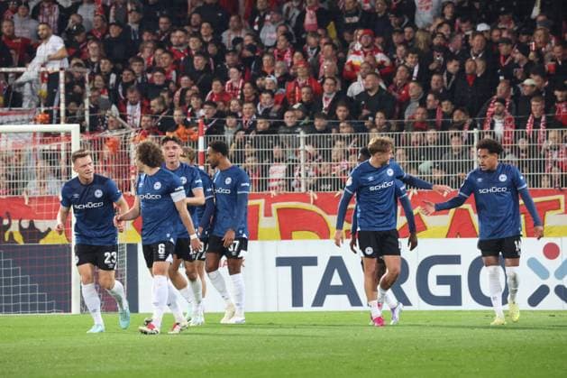 DEU, DFB-POkal, 1.FC Union vs. Bielefeld, 29.10.2025, Stadion Alte Foersterei, Berlin, DEU, DFB-POkal, 1.FC Union vs. Bielefeld, im Bild: 1:1 durch Monja Momuluh (Arminia Bielefeld 14), Bielefelder-Spielerkreis, DFL - regulations prohibit any use of Photographs as image sequences and or quasi-video