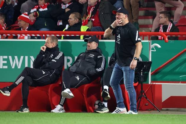 DEU, DFB-POkal, 1.FC Union vs. Bielefeld, 29.10.2025, Stadion Alte Foersterei, Berlin, DEU, DFB-POkal, 1.FC Union vs. Bielefeld, im Bild: Cheftrainer (Head Coach) Steffen Baumgart (1.FC Union Berlin), Unioner-Trainerbank DFL - regulations prohibit any use of Photographs as image sequences and or quasi-video
