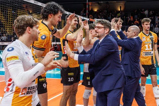 29.10.25, Berlin, Volleyball: 1.Bundesliga, Maenner, 3. Spieltag, BR Volleys - SV Warnemuende, Max-Schmeling-Halle.Co-Trainer Markus Steuerwald der Berlin Volleys und Trainer Joel Banks der Berlin Volleys klatschen bei den Spielern ab. BR Volleys - SV Warnemuende