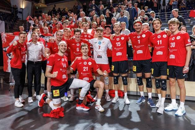 29.10.25, Berlin, Volleyball: 1.Bundesliga, Maenner, 3. Spieltag, BR Volleys - SV Warnemuende, Max-Schmeling-Halle. Mannschaftsfoto von SV Warnemuende nach dem Spiel. BR Volleys - SV Warnemuende