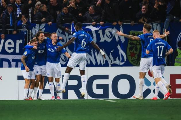29.10.2025, xhettx, Fussball DFB Pokal 2.Runde, SV Darmstadt 98 - FC Schalke 04 v.l. jubel über das 3:0 durch Fraser Hornby (SV Darmstadt 98, 9) (DFL DFB REGULATIONS PROHIBIT ANY USE OF PHOTOGRAPHS as IMAGE SEQUENCES and or QUASI-VIDEO) Darmstadt