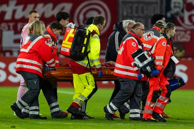 DFB Pokal, Fortuna Duesseldorf vs. SC Freiburg, 29.10.2025 DUESSELDORF, GERMANY - OCTOBER 29: Matthias Zimmermann (Fortuna Duesseldorf, 25) has to be carried from the pitch during the DFB Pokal match between Fortuna Duesseldorf and SC Freiburg in the second round of DFB Pokal at Merkur-Spiel-Arena on October 29, 2025 in Duesseldorf, Germany. DFL regulations prohibit any use of photographs as image sequences and or quasi-video Copyright: xBEAUTIFULxSPORTS Meuselx