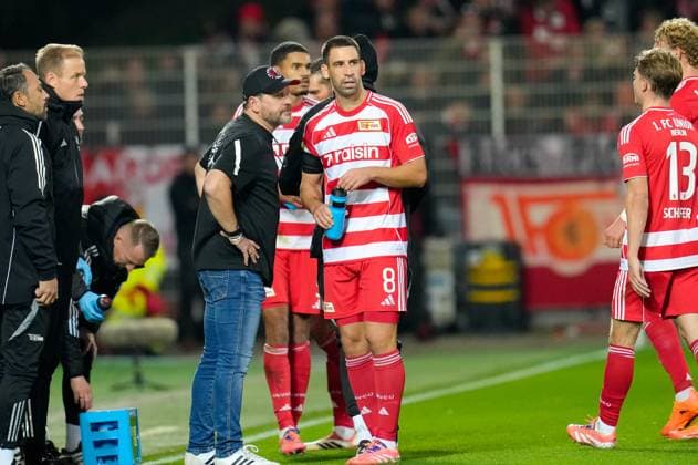 Steffen Baumgart (1. FC Union Berlin, Cheftrainer) spricht mit Rani Khedira (1. FC Union Berlin, 8). GER, 1. FC Union Berlin vs DSC Arminia Bielefeld, Fussball, DFB-Pokal, 2. Runde, Saison 2025 2026, 29.10.2025 DFL REGULATIONS PROHIBIT ANY USE OF PHOTOGRAPHS AS IMAGE SEQUENCES AND OR QUASI-VIDEO GER, 1. FC Union Berlin vs DSC Arminia Bielefeld, Fussball, DFB-Pokal, 2. Runde, Saison 2025 2026, 29.10.2025 Berlin Copyright: xEibner-Pressefoto ScottxColemanx EP_SCN