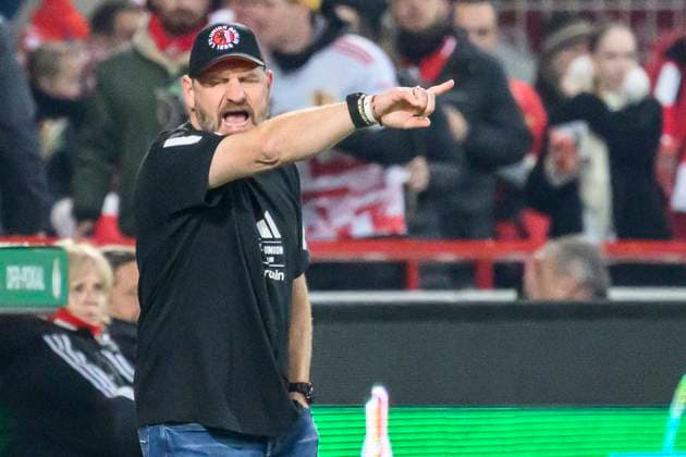 im Bild v.l.: Steffen Baumgart ( 1.FC Union Berlin, Trainer), GER, Berlin, 1. FC Union Berlin vs. Arminia Bielefeld - (DFB Pokal), Bundesliga, Fussball, DFB, Spielzeit 2025 2026, Alte Foersterei, DFB DFL REGULATIONS PROHIBIT ANY USE OF PHOTOGRAPHS AS IMAGE SEQUENCES AND OR QUASI-VIDEO, 29.10.25, Copyright: HMBxMedia UwexKoch